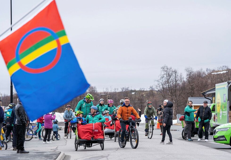 Sykkelturen startet ut fra Tana flerbrukshall.
 Foto: Therese Norman Andersen