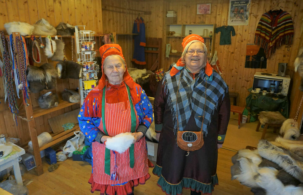 De er glade for å være tilbake i bua på kaia i Honningsvåg for å selge suvenirer. Fra venstre Karen Marie Somby og Berit Marie Kemi.
 Foto: Geir Johansen