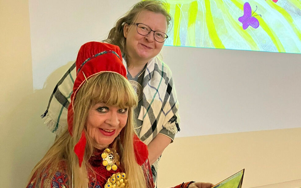 Mary Ailonieida Sombán Mari og Marit Gunhild Sara under boklansering på Tromsø kunstforening.
Foto: Elin Wersland