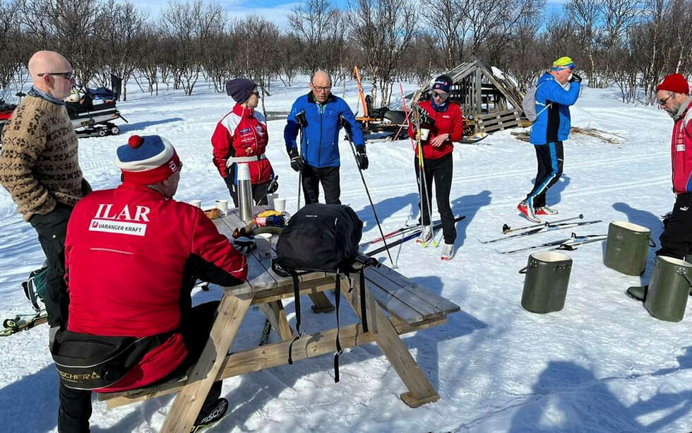Ilar har som vanlig drikkestasjon ved gammen øverst i Bergebydalen når Tana-Varanger rennet avholdes kommende lørdag.
 Foto: Ilar