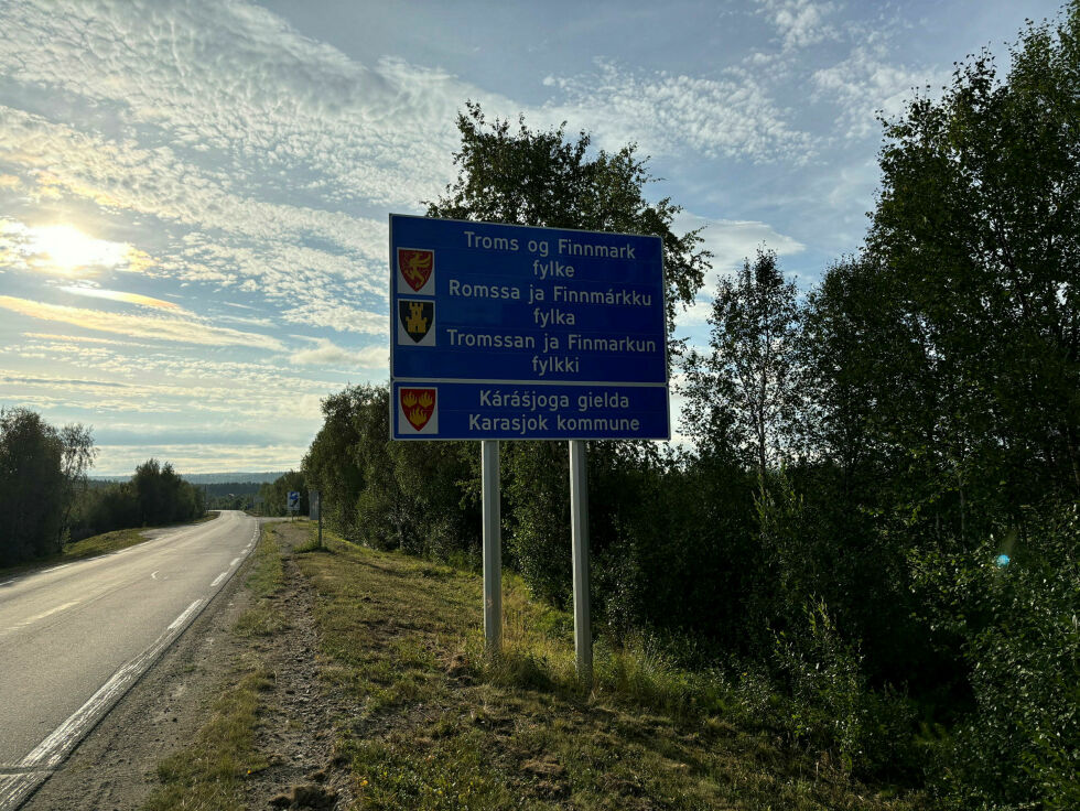 Karasjok kommune befinner seg fortsatt i tvangsfylket Troms og Finnmark. Her er skiltet rett over grensa fra Karigasniemi.
 Foto: Anders Henriksen