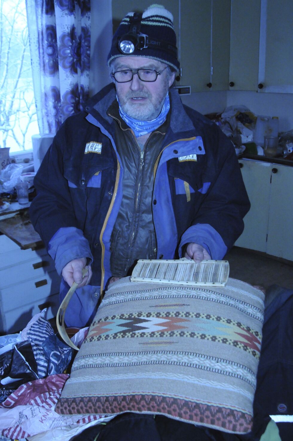 Veven ble etter det bestemor har fortalt, brukt til å veve skalle- og kommagbånd, forteller Kjell Larsen fra Masjok
 Foto: Tom Hardy