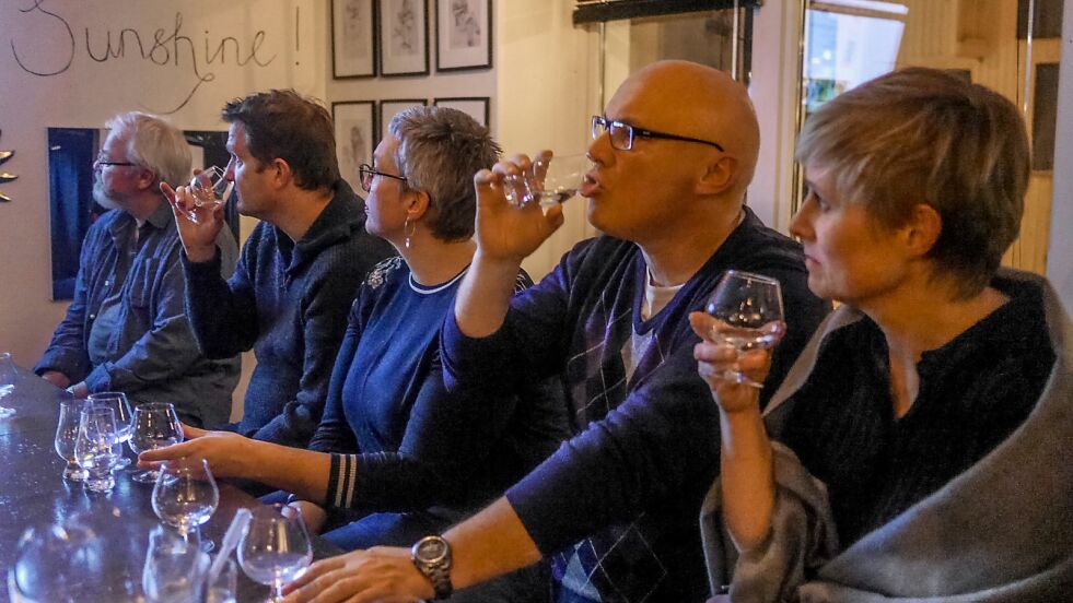 Fremmøtte nordkappværinger på Sjøgata pub fikk smake på flere sorter whisky og gin produsert ved Myken brenneri.
 Foto: Geir Johansen