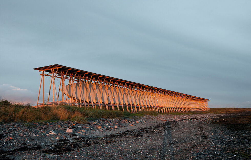 Den lange minnebygningen på Steilneset minnested i Vardø. Bygningen er inspirert av fiskehjellene. Arkitekt er Peter Zumthors.
 Foto: Jiri Havran