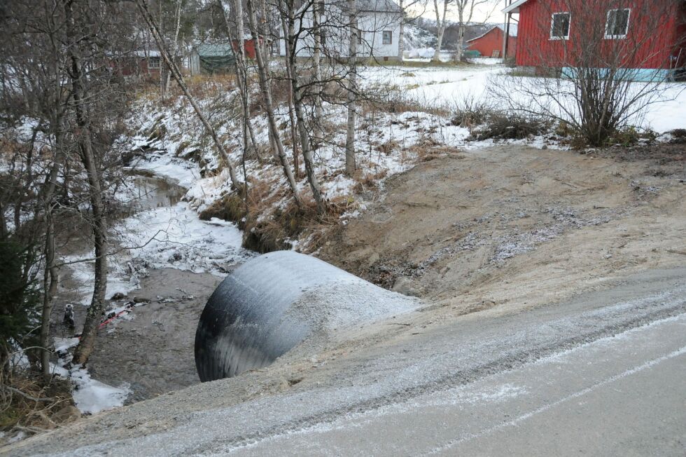Det er gjort pent arbeid på begge sider av veien med bekken, som fører til Neidenelva. Foto: Hallgeir Henriksen
 Foto: Hallgeir Henriksen