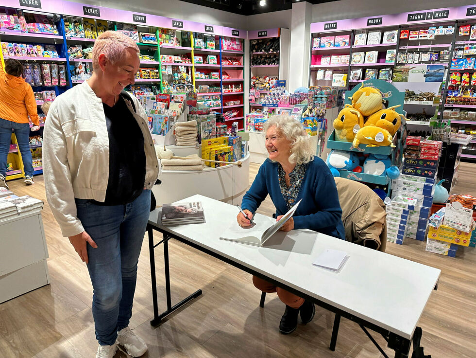 Våvang signerte fredag bøker på ARK bokhandel, og forteller her Anita Mæhlumsveen om dens innhold.
 Foto: Hallgeir Henriksen