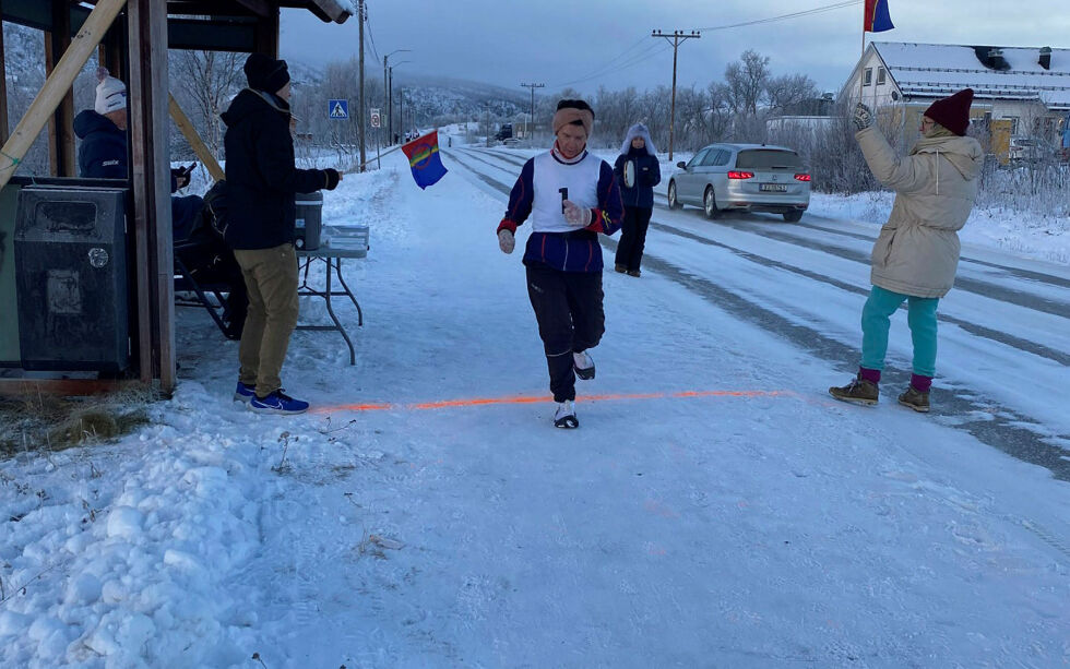 Marit Anti fra arrangørklubben vant fem kilometer distansen og syntes det var i kaldeste laget å løpe.
 Foto: Thor Thrane