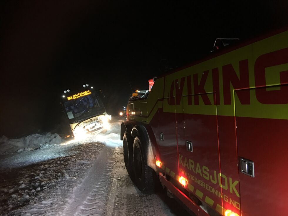 Karasjok Bilbergning kom til og fikk trukket bussen inn på veien igjen. Det ble andre rutebuss som hadde blåst av veien denne stormfulle dagen.
 Foto: Stein Torger Svala