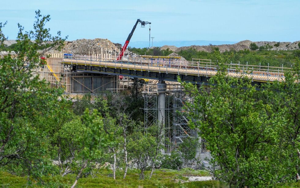 Det arbeides for fullt med forskaling og armering av den nye brua.
 Foto: Irene Andersen