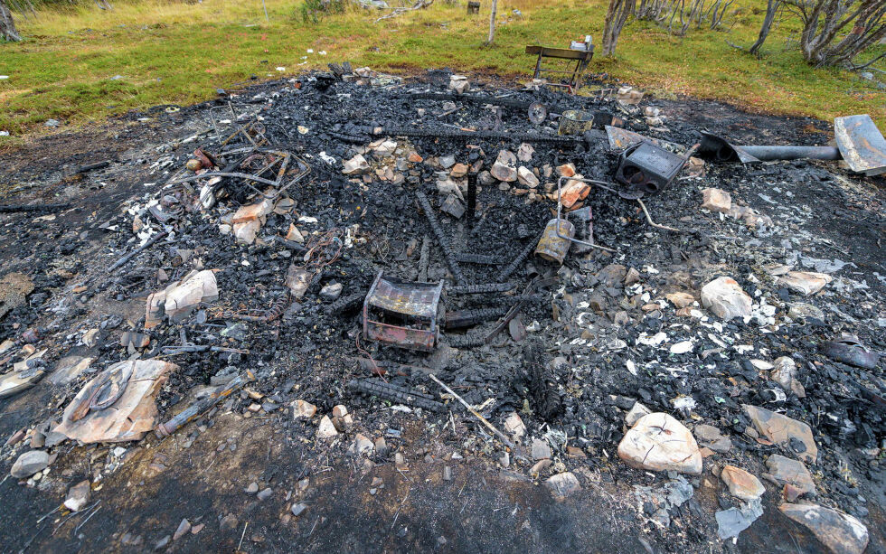 Mandag morgen rykket brannvesenet ut etter melding om en hyttebrann i Ytre Billefjord. Da de kom frem var hytta nedbrent.
 Foto: Cecilie Bergan Stuedal