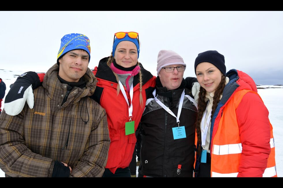 John Cesar Johnsen fra Karasjok og Håvard Lister fra Båtsfjord sørget for å bli foreviget med to av jentene fra ambulanselinja i Lakselv; Heidi Sjursen og Sandra Seville.
Elever fra helse- og ambulanselinja ved Lakselv videregående skole er med under helsesportsuka, som medhjelpere.
 Foto: Kristin Marie Ericsson