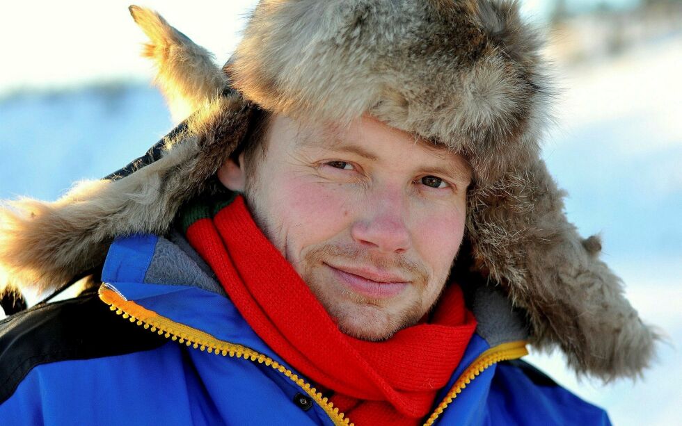 Som pro­gram­re­dak­tør skal Carl Gø­ran Larsson lede NRK-gjen­gen som pro­du­se­rer alt av sam­isk barne­inn­hold, mu­sikk­sat­sin­gen NRK Urbi, sa­me­nes na­sjo­nal­dags­sen­ding og na­sjo­na­le sam­iske se­ri­er.