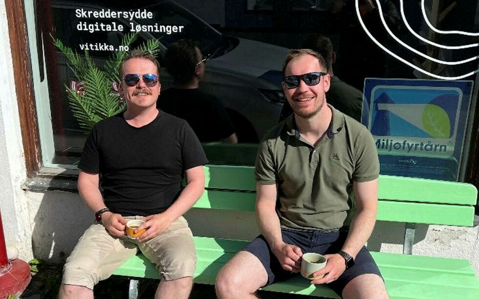 Tommy Gamst Vitikka (til høyre) og nytilsatte Erik Sagatun tar en kaffe i sola utenfor kontoret i Storgata i Honningsvåg.
 Foto: Privat