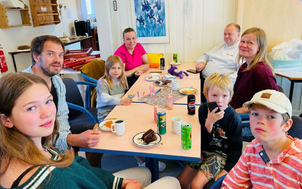 Feriegjester, fastboende og hytteboer, alle i samme familie. Fra veggen til høyre: fastboende Gunnar Karisari, niesen Line Karisari Solstad med barna Fartein Hilmar, Martin og Agathe, pappa Kay Karisari Solstad, Sonja Schultz og mamma og hytteboer, Helen Abrahamsen Sund. Feriegjestene bor til daglig på Eidsvoll, men kommer jevnlig til bygda der bestemor til Line bor. Line var mye her som barn.
 Foto: Nina Gudrun Karisaari