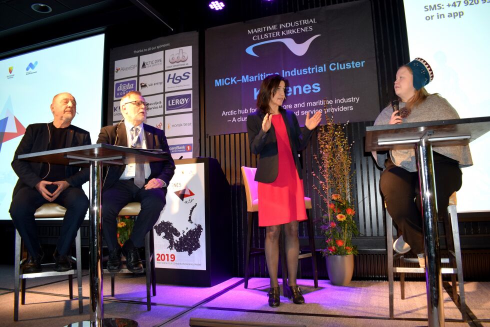 Sør-Varangers ordfører Rune Rafaelsen, Rovaniemi-ordfører Esko Lotvonen, ordstyrer Siri Lill Mannes og Finlands sametingspresident Tiina Sanila Aikio ble ikke enige.
 Foto: Birgitte Wisur Olsen