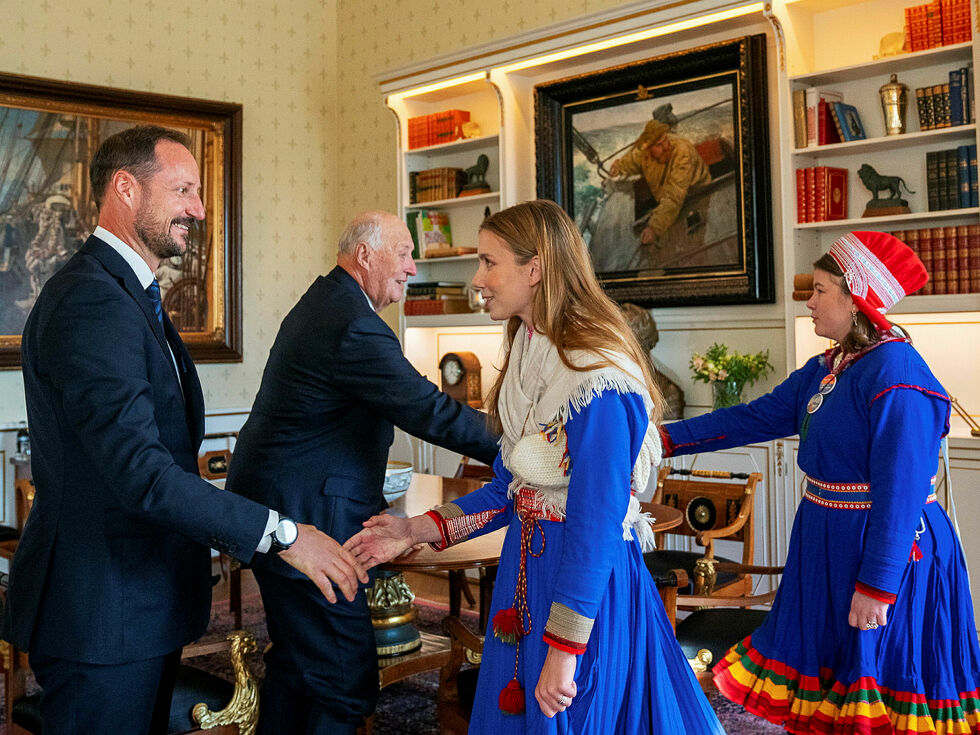 Elle Maria Hætta Isaksen hilser på kronprins Haakon. I bakgrunnen hilser Elle Rávdná Näkkäläjärvi på kongen.
 Foto: Simen Løvberg Sund, Det kongelige slott