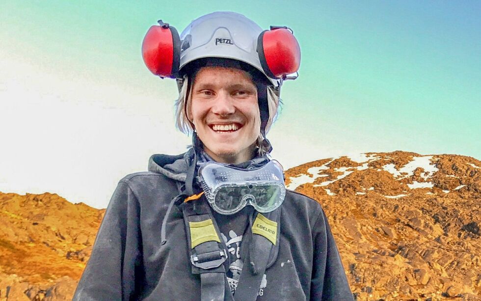 Andreas Vedhugnes (24) kommer fra Indre Billefjord og driver med fjellsikring. Han beskriver arbeidet som «sinnssykt» slitsomt, og tenkte at det må finnes en enklere måte å gjøre det på. Foto: Greenrock.Eco/Privat