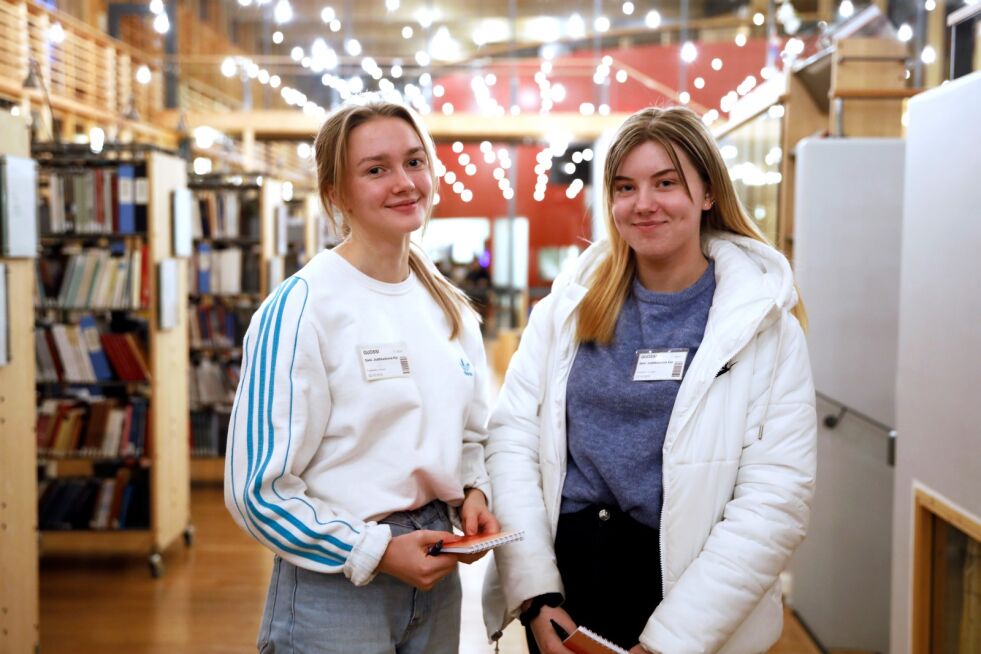 Elle-Katri Lindi og Ine Amalie Rolstad Gaup synes det er mest spennende med samisk litteratur skrevet av unge forfattere. De mener det fremdeles er for lite samisk litteratur som appellerer til ungdommen. – Vi har jo Hamburgerprinsessa, men det er jo ikke sikkert den heller passer for alle, sier de
 Foto: June Helén Bjørnback