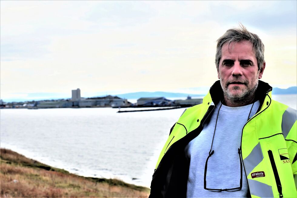 Ståle Karlsen har gjennom selskapet Sandmo AS kommet ett steg videre med kvartsittplanene. Han har ytterligere planer etter at han nylig fikk kjøpt den gamle sildoljefabrikken på Vadsøya ( i bakgrunnen)
 Foto: Bjørn Hildonen