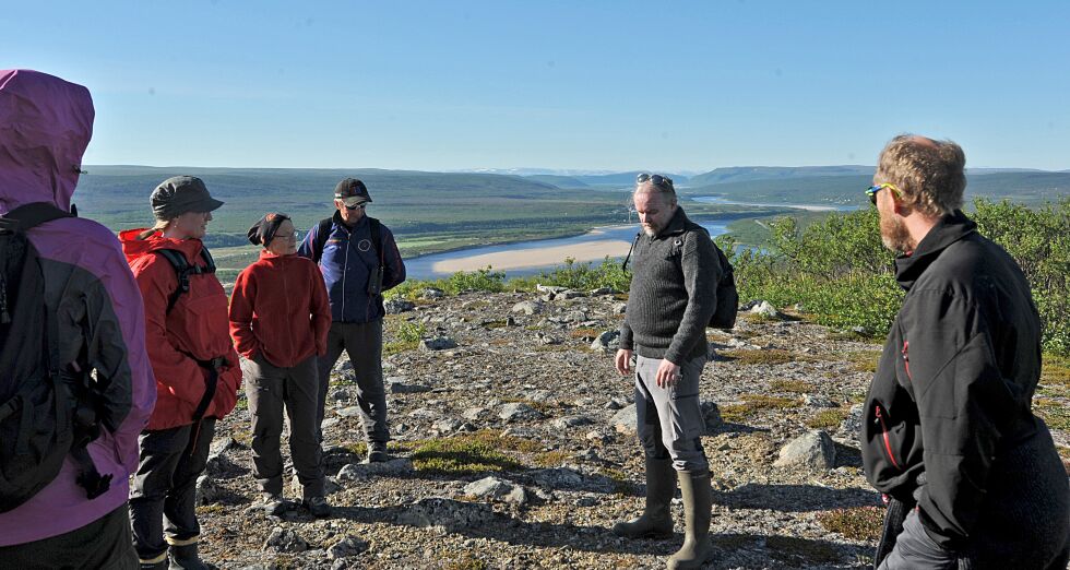 Bilder er fra Gollevárrimarsjen i juli 2014. Arkeolog og spesialrådgiver Jan Ingolf Kleppe  fortelle om området.
 Foto: Erik Brenli