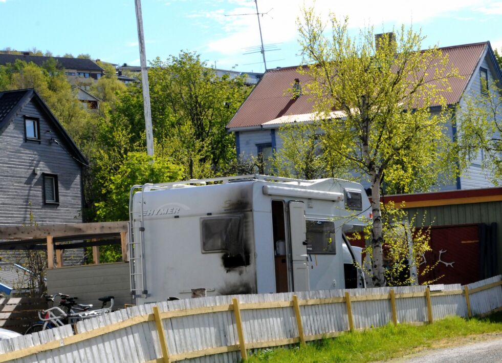 Denne bobilen fikk en del vann- og røyskader etter en brann på lørdag i Kirkenes.
 Foto: Halllgeir Henriksen