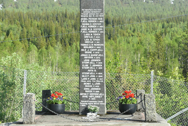 Hedrer de avdøde i 75-års markering for Dunderlandsulykken