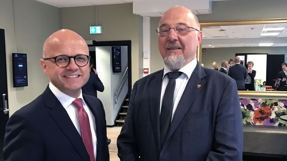 I Oslo i går ba Sør-Varanger-ordfører Rune Rafaelsen og miljøvernminister Vidar Helgesen russerne om å rense opp i nikkelverkene.
 Foto: Privat