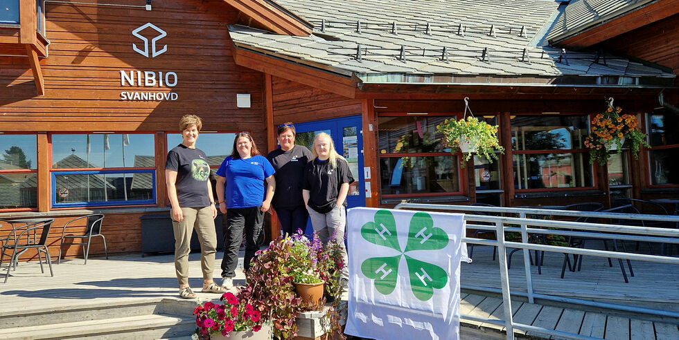 Stasjonsleder Anne Wikan på Svanhovd, gartner Vilde Rushfeldt Beddari på Svanhovd, informasjonsrådgiver Hanne Kalliainen i 4H Finnmark og leder Maria Kalliainen Kyrrø for 4H Pasvik ønsker alle hjertelig velkommen til markdagen den 17. august.
 Foto: Hill Haga