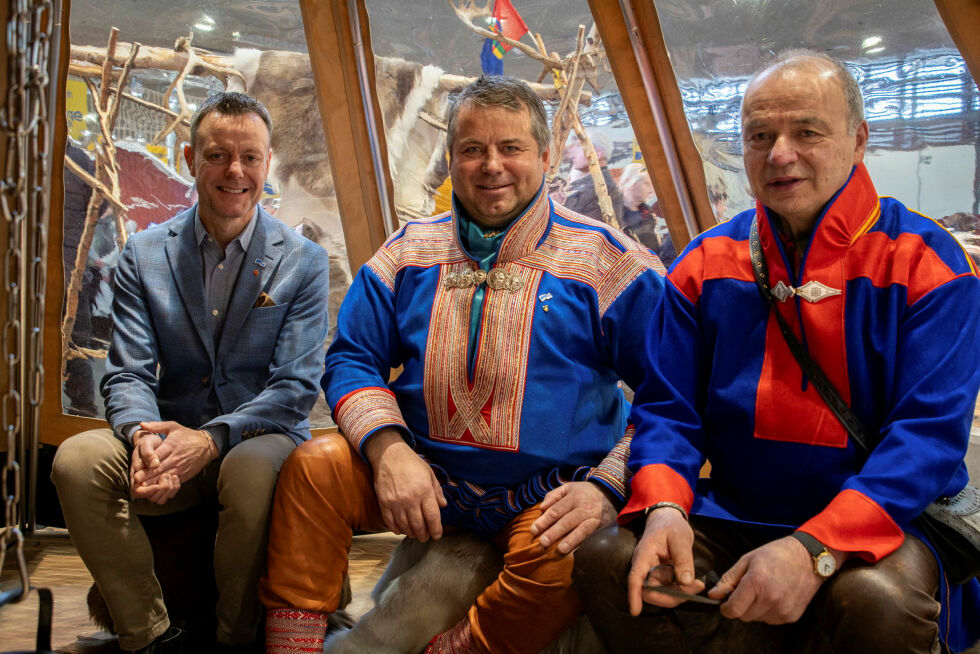 Fylkestingsrepresentant for Høyre i Troms Håkon Vahl (til venstre) sammen med Mikkel Isak Eira og Ailu Utsi.
 Foto: Karoline Sørensen Brandtzæg/Finnmark fylkeskommune
