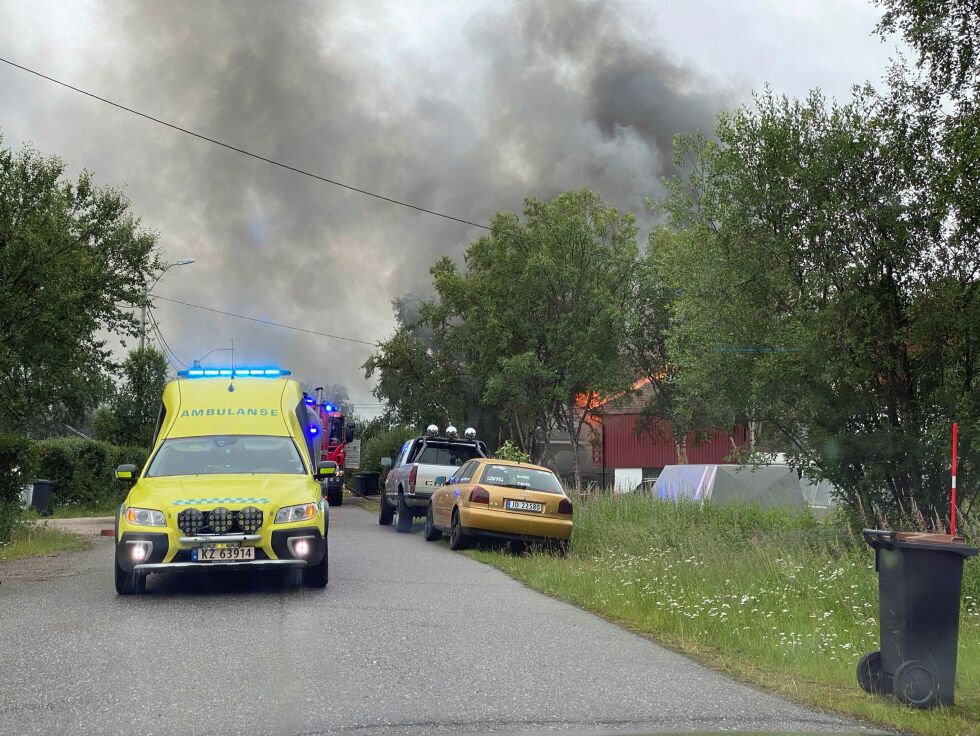 Fem omkringliggende boliger ble evakuert.
 Foto: Iris Egilsdatter Somby