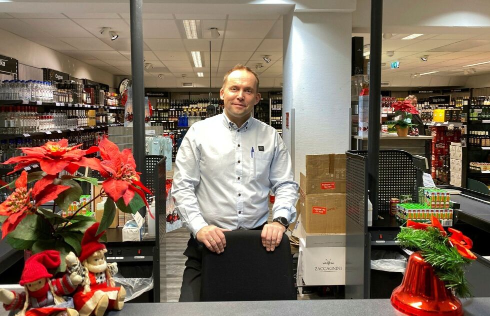 Daniel Johansen er butikksjef for Vinmonopolet i Lakselv og Kjøllefjord. Han oppfordrer kundene til å tenke over at vi er i en pandemi og planlegge innkjøpene ut fra det.
 Foto: Roger Albrigtsen