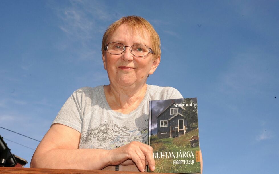 Marianne Todal har nylig gitt ut krimboken «Ruhtanjárga-forbrytelsen». – Jeg har fått oppfylt en drøm, smiler den vitale 73-åringen. Første opplag er nesten utsolgt. Foto: Rita Heitmann