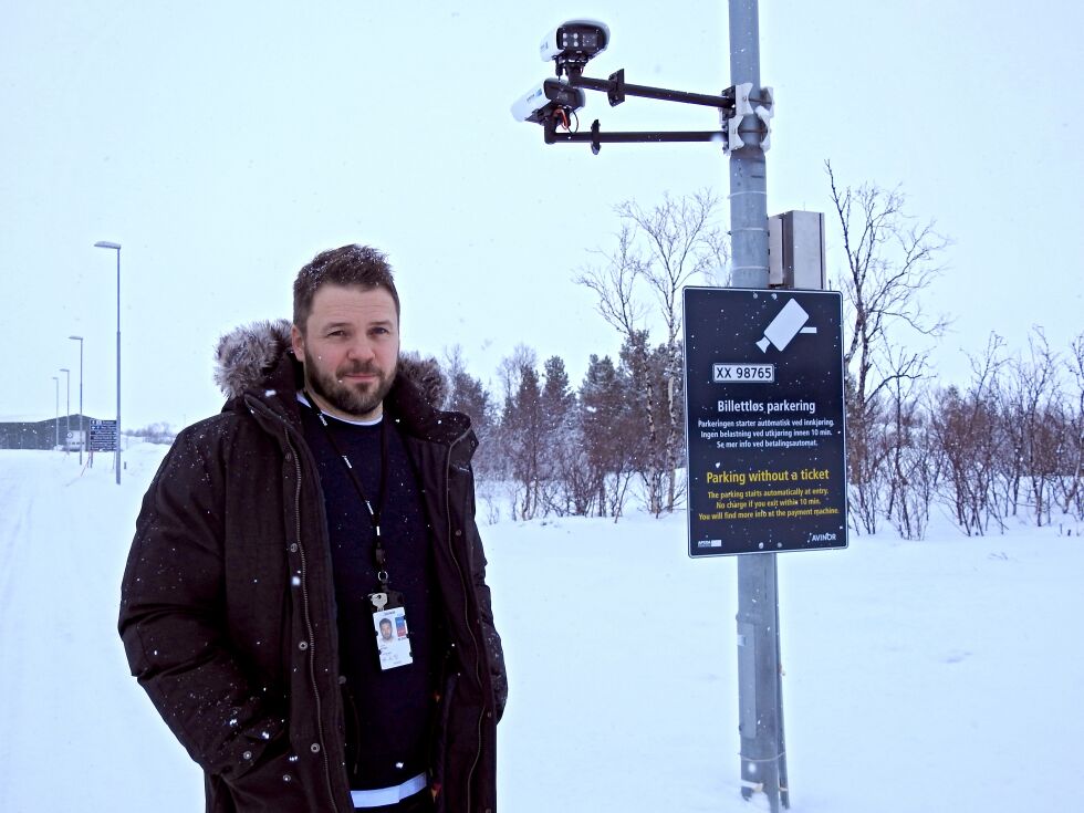 Lufthavnsjef Ulf Myrmel forteller at når man kjører inn til flyplassen i Lakselv leses skiltnummeret på bilen av. Det samme skjer når man forlater området. Ergo betaler man kun for parkeringen man faktisk har brukt.
Foto: Kristin Marie Ericsson
