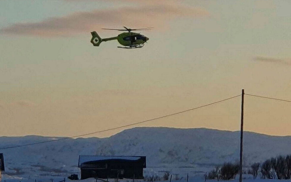 Et helikopter ble utkalt til ulykkesstedet, men alle de fire involverte ble tatt med til sykehus i ambulanse.
 Foto: Torbjørn Ittelin