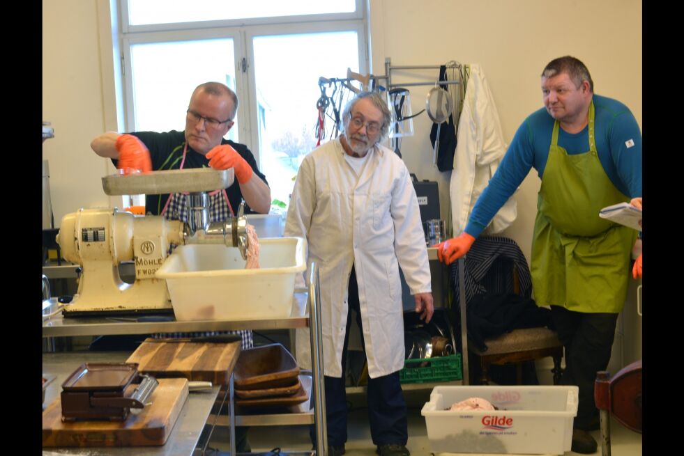 Joachim Førster (i midten) lærte deltakerne kunsten bak middagspølser og spekepølser, men også en liten innføring i røykeprosessen.
 Foto: Hannah Persen