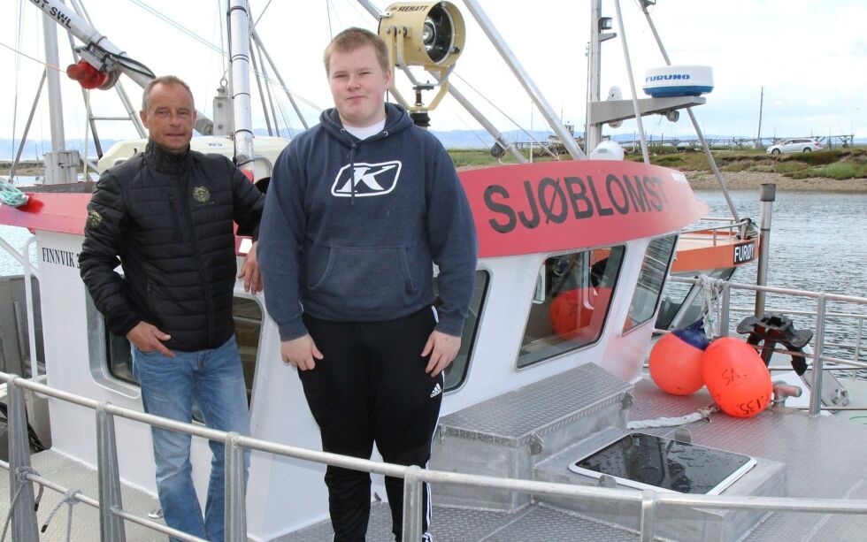 Far og sønn Lars-Jøran og William Wickstrøm er glade for ungdomsfiske-ordningen, men ser også muligheter for forbedringer slik at flere unge kan få sjansen til sommerjobb på havet.
FOTO: TORBJØRN ITTELIN