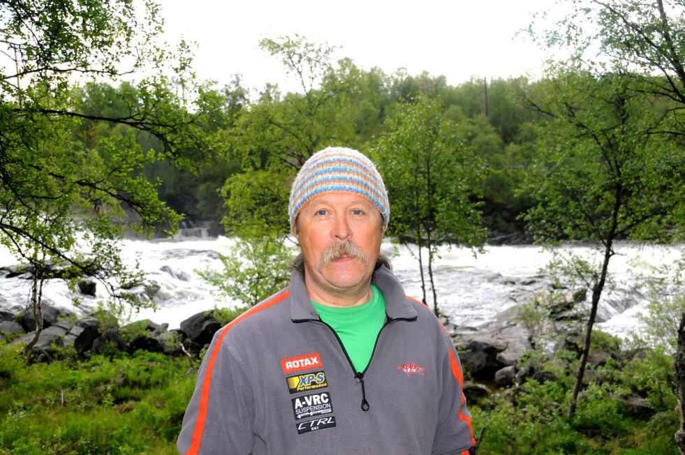 Neidenelvens fiskefelleskap og leder, Karl Magne Arvola, vedgår at press fra fiskere har vært medvirkende til at årskort i stort sett hele elva koster 5.000 fra neste år mot 12.000 i år.
 Foto: Hallgeir Henriksen