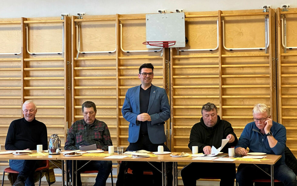 Panelet besto av (fra høyre) havnestyreleder Terje Hansen, bygdelagsleder Terje Buljo, ordfører Magnus Mæland, Knut Johansen og Kjell Arne Pedersen.
 Foto: Hallgeir Henriksen