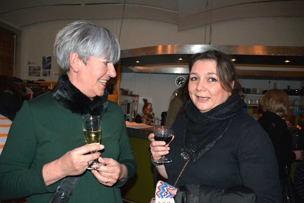Hanna Horsberg Hansen og Irene Snarby er begge kunstvitere. I helgen var de på markeringen av OCAs etablering av et midlertidig kontor i Tromsø.
 Foto: Elin Margrethe Wersland
