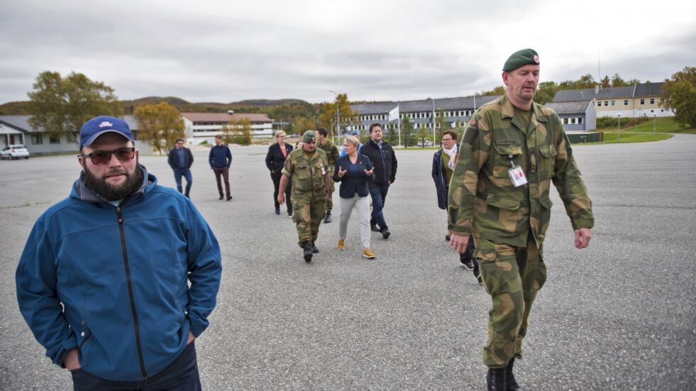 Torsdag var formannskapet i Porsanger og representanter fra fylkeskommunen på befaring på Porsangmoen. Til stede var blant andre fylkesordføreren. Fremst på bildet ser man Jon Nikolaisen (Sp) og oberstløytnant Per Arne Kjøtrød i Finnmark landforsvar.
 Foto: Marius Thorsen