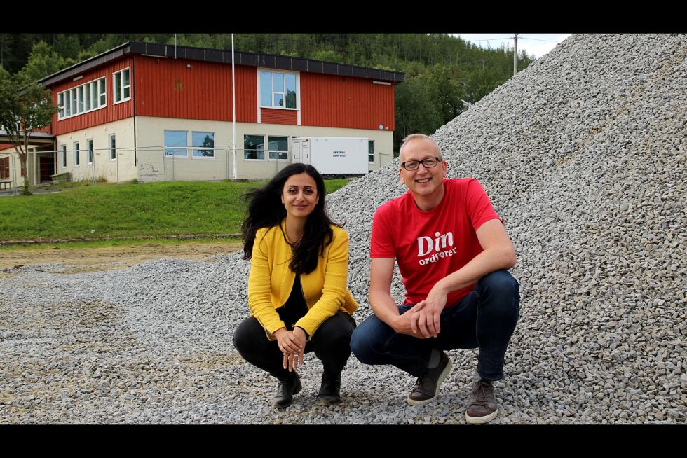 Nestleder i Arbeiderpartiet, Hadia Tajik, kan konstatere at foreløpig er her bare gravemaskiner og store grushauger. Ordførerkandidat Terje Bartholsen kan fortelle at neste år er skolen klar til innflytting. Bygget bak de to er det eneste av i alt fire bygg som blir gjenbrukt etter total oppgradering.
 Foto: Evenes Ap