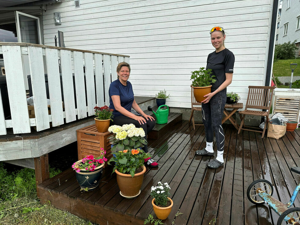 Her smiler Britt Slagtern fornøyd etter en effektiv blomsterøkt med dattera Silje Eggen.
 Foto: Hallgeir Henriksen