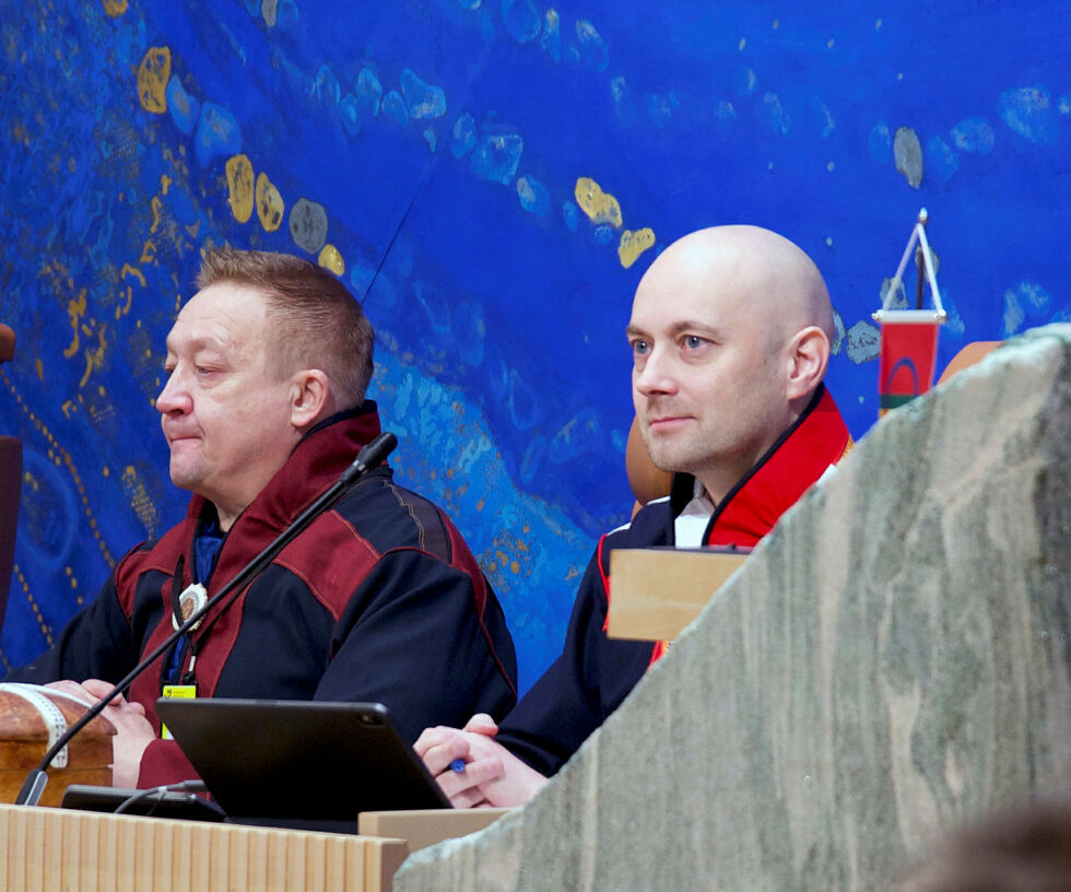 Plenumsleder Tom Sottinen (Ap). Til venstre nestleder Tor-Gunnar Nystad (NSR).
 Foto: Steinar Solaas