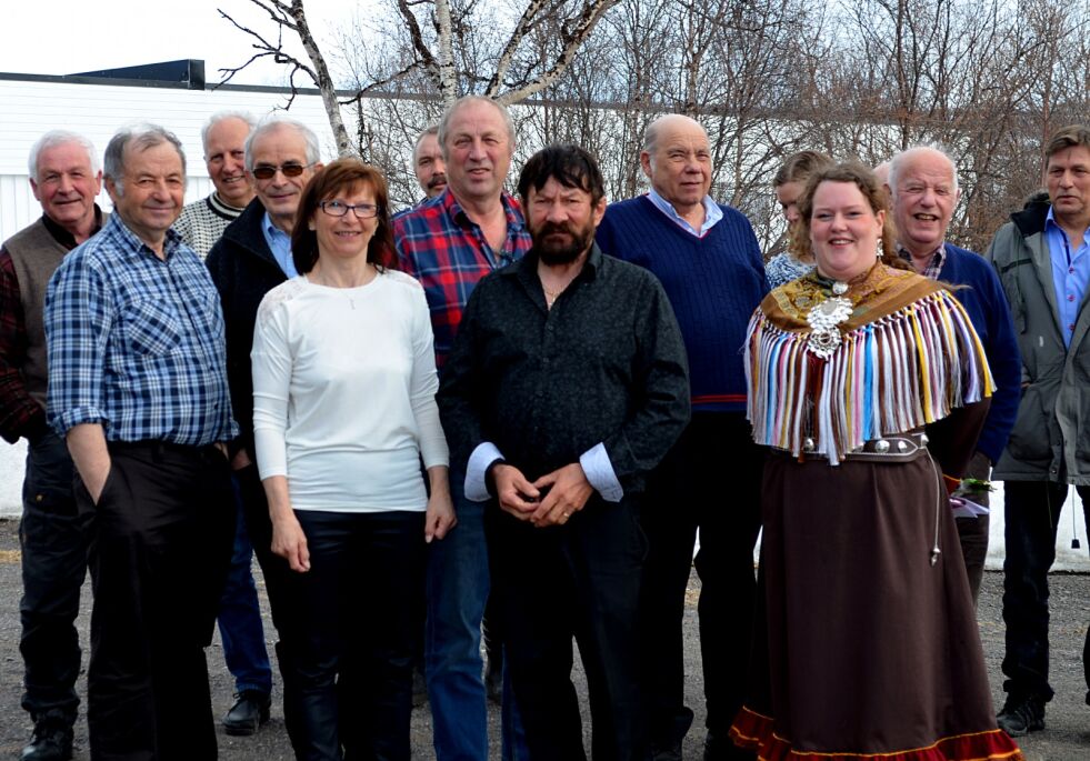 Fra årsmøtet i Tana og omegn sjølaksefiskeforening i 2014. I helga hadde foreninga nytt årsmøte og Bjarne Johansen (i midten) ble gjenvalgt som leder.
 Foto: Tom Hardy