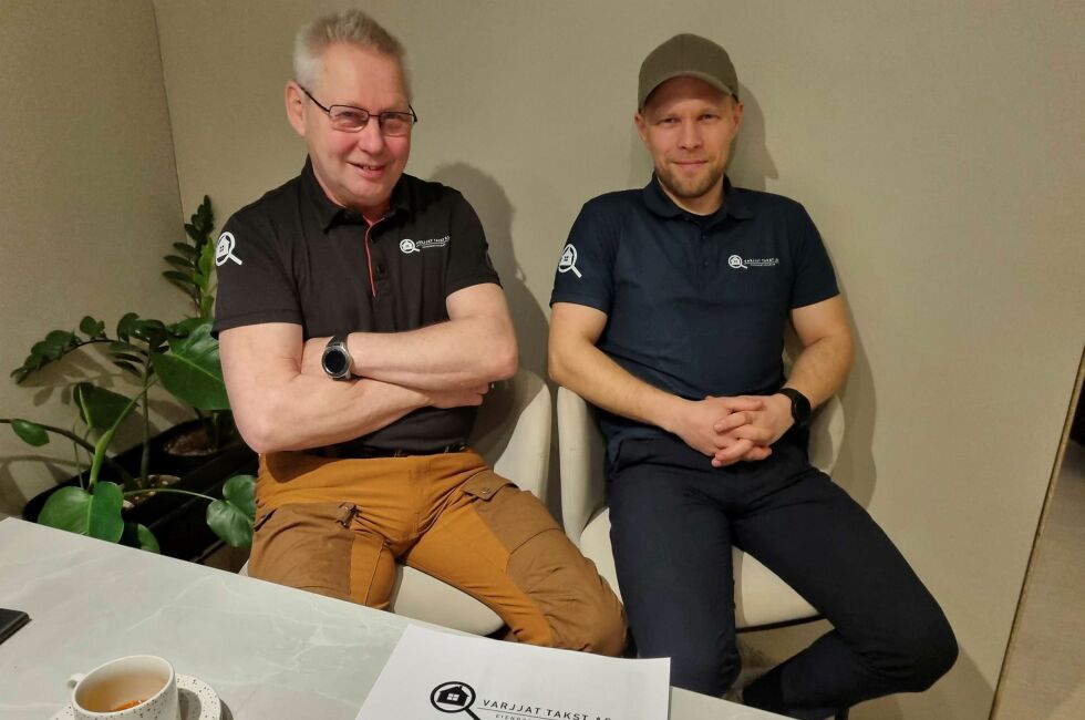 Ingvald Andersen (til venstre) er glad for at yngre krefter kommer inn i takstbransjen når han nå overlater den daglige ledelsen av Varjjat Takst til Svein Kandola.
 Foto: Torbjørn Ittelin