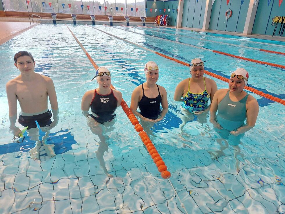 Jonas, Jana, Henriette, Birgitte og Elise deltar på svømmestevnet i helga. De to siste deltakerne, Ánneva og Frid Torhild, er ikke med på bildet. Foto: Karasjok svømmeklubb