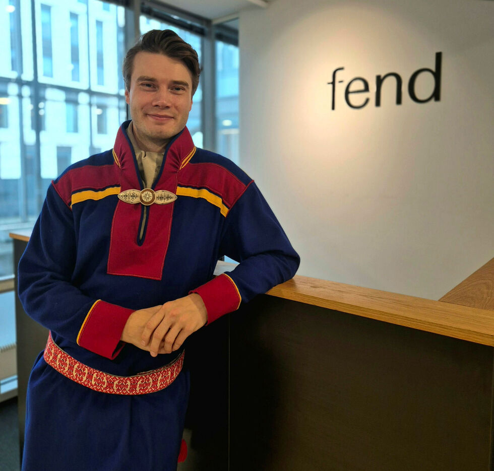 Styreleder Helge Ravna i Sámi láhkačehpiid searvi / Samisk juristforening.
– Hovedtemaet på seminaret er uttalelsen fra FNs menneskerettskomité om Jovsset Ánte Sara-saken, der de erklærer vedtaket om tvangsreduksjon av Saras flokk menneskerettsstridig. Vi skal diskutere hvilken betydning uttalelsen kan få både for saken direkte og for sameretten generelt, sier Ravna.
Foto: Sámi láhkačehpiid searvi / Sam