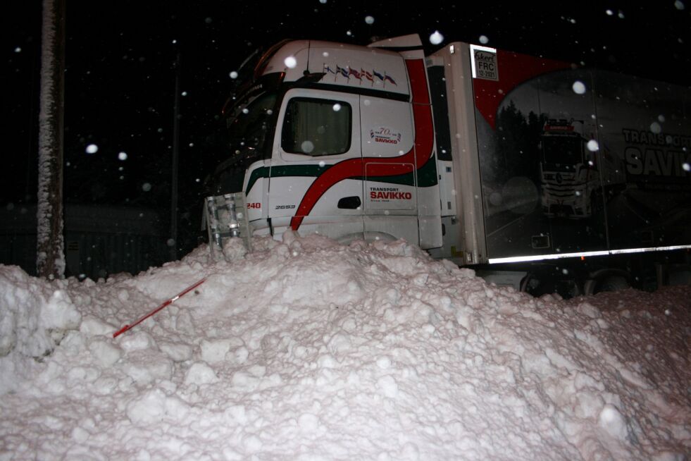 Traileren skuffet med seg en god del sne på sin ferd.
 Foto: Anthon Sivertsen