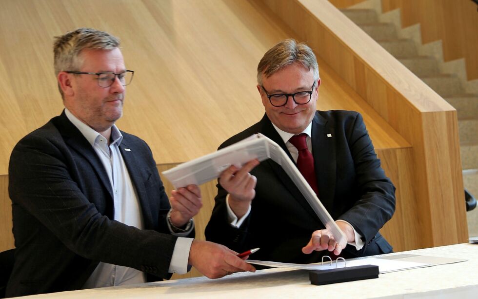 Erlend Danielsen (daglig leder i Consto Nord AS) og administrerende direktør Ole Hope (til høyre) under signeringen.
 Foto: Eirik Palm