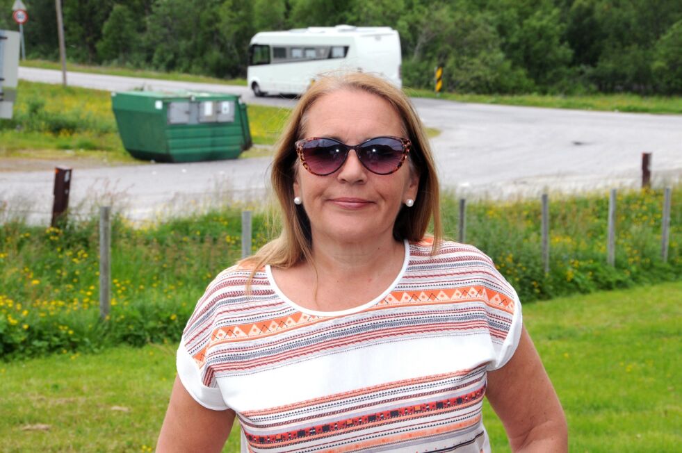 Rektor Elsa Marthinussen ved Tårnet skole mener problemet vil være løst om folk tar med søpla hjem, i stedet for å kaste det i kontaineren og søppeldunken til skolen.
 Foto: Hallgeir Henriksen